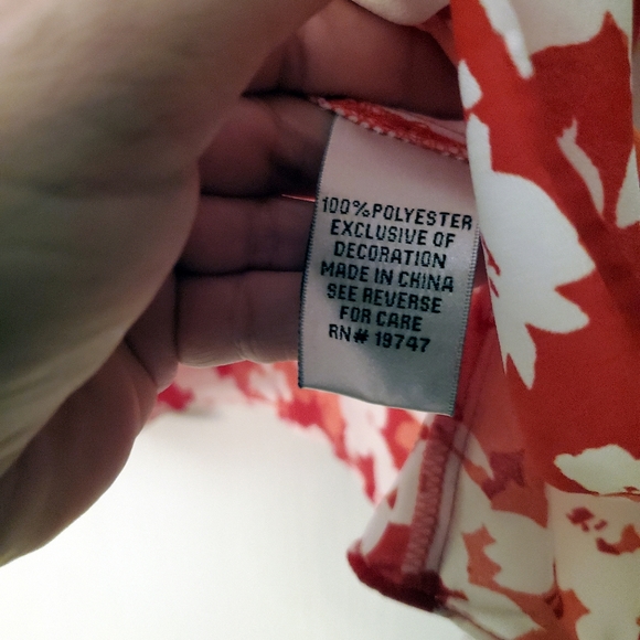 Counterparts Red Floral polyester Blouse S NWT - Picture 6 of 6